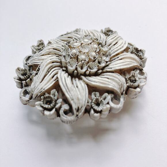 1950s Featherweights White Molded Vintage Plastic Domed Floral Brooch Pin - Picture 3 of 9